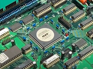 プリント基板上のICチップやコネクタなどへのジャンパー線の接続_接続前基盤