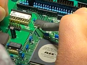 プリント基板上のICチップやコネクタなどへのジャンパー線の接続_相手先にジャンパー線を接続